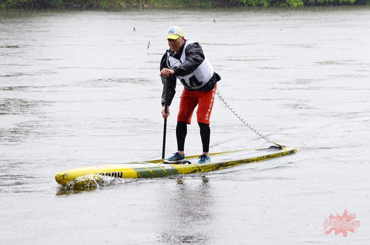 Der Ultra-Distance-Paddler Christian Moutsakos auf seinem Hardboard