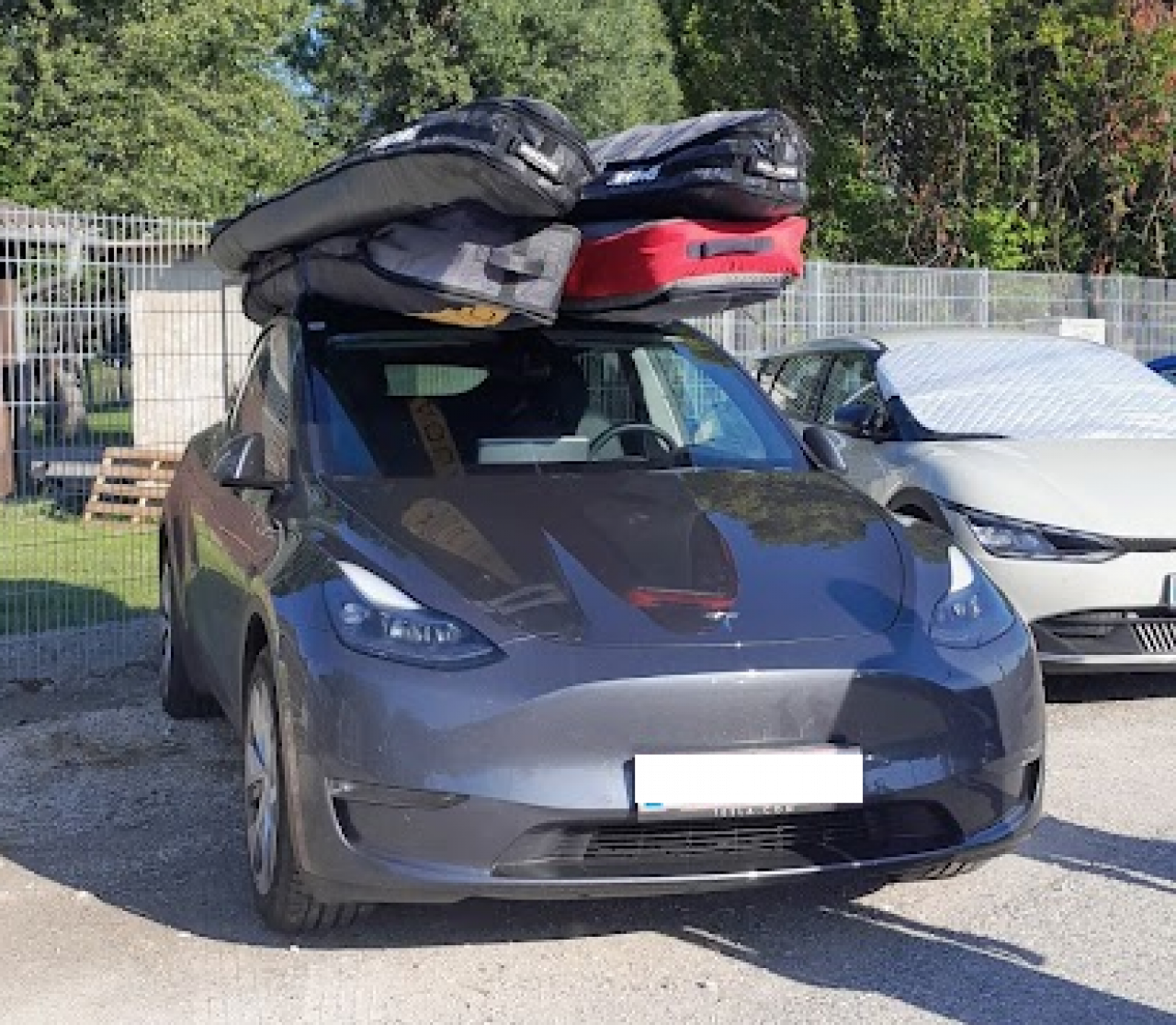 Das Auto ist mit den Boards vollgeladen. 